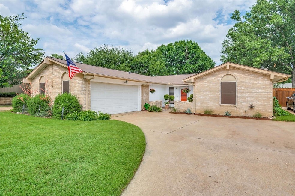 916 Columbus Ct, Bedford, TX 76022 - photo 1