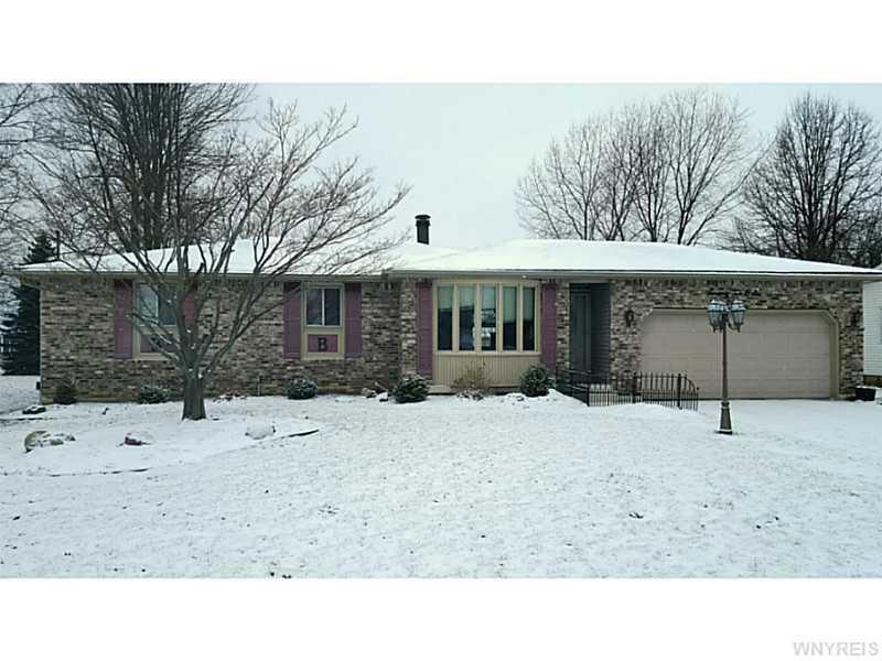 7206 Nickett Dr, North Tonawanda, NY 14120 - photo 1