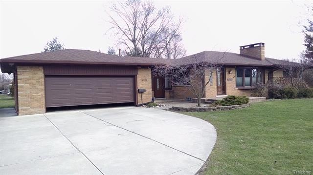 CUSTOM BUILT PETER MASI RANCH ON A 1/3 ACRE LOT!