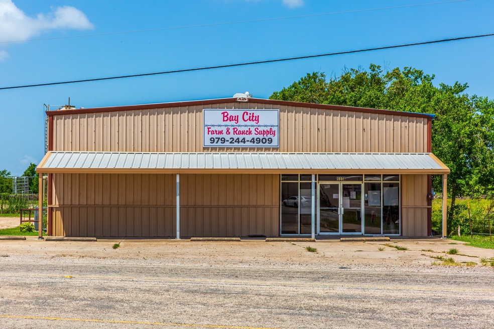 920 Avenue F N, Bay City, TX 77414 - photo 1