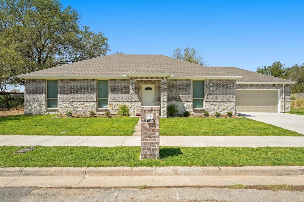 600 Baurline St, Fort Worth, TX 76111 - photo 1
