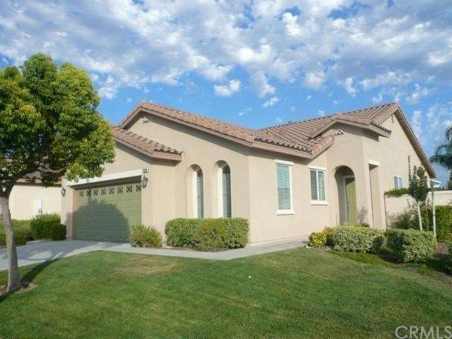 Great oversized private corner lot. Terrific priva