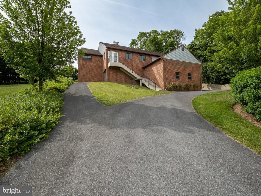 466 White Oak Ln, Leesport, PA 19533 - photo 1