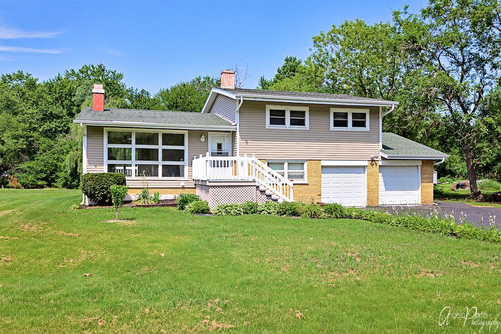 Three bedroom, 1-1/2 bath Chain O'Lakes waterfront