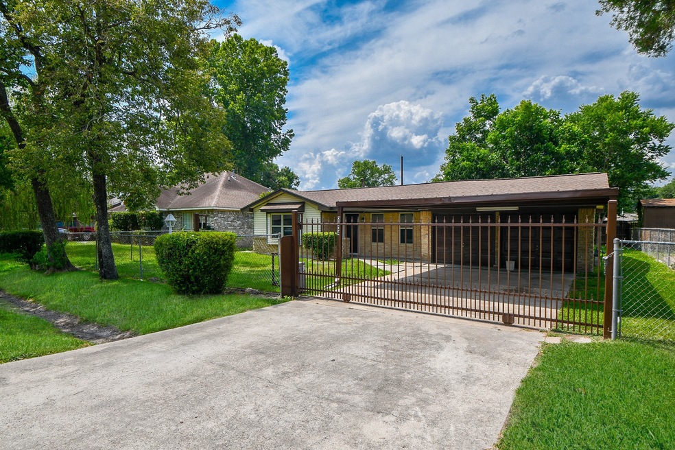 2834 Blue Sky St, Houston, TX 77088 - photo 1
