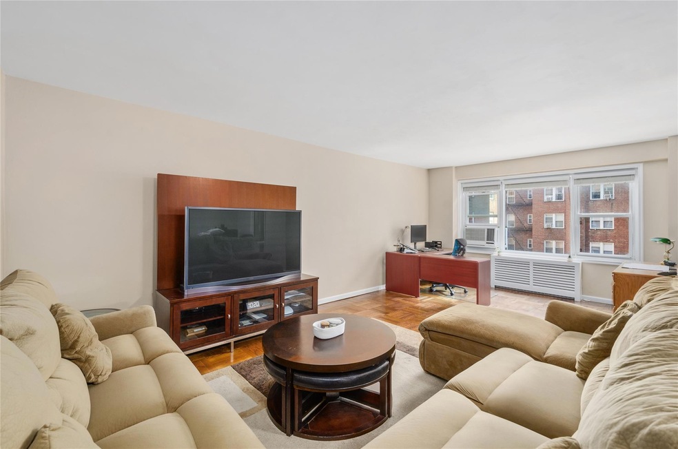 Park Briar unit 308, Forest Hills, NY 11375 - photo 1