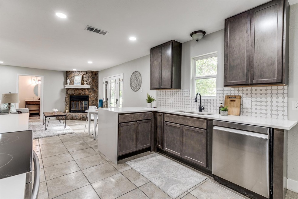 1213 Walker Dr, Hurst, TX 76053 - photo 1