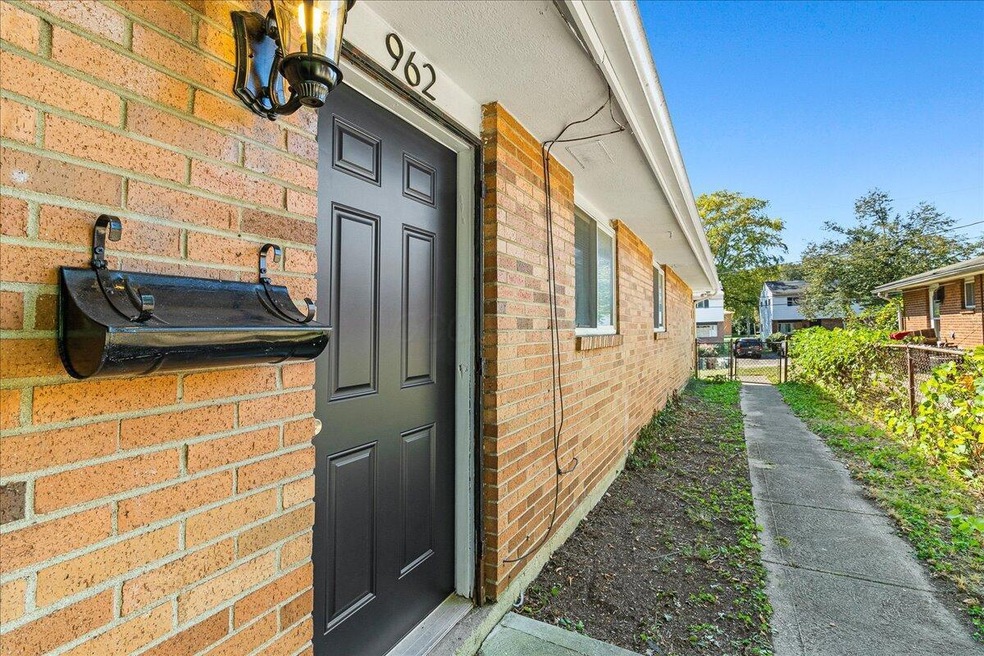 962 Ferndale Place unit 962, Columbus, OH 43209 - photo 1