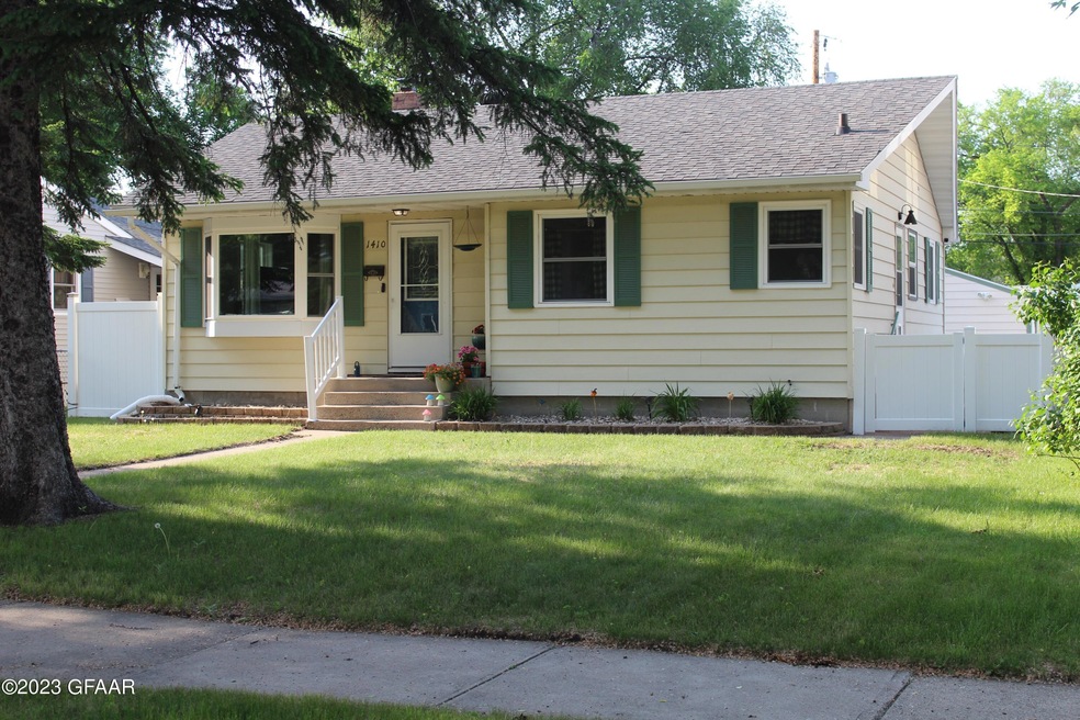 1410 10th Ave S, Grand Forks, ND 58201 - photo 1