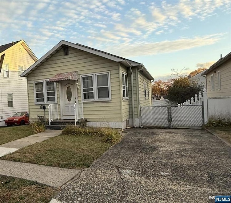 Front view w/Driveway