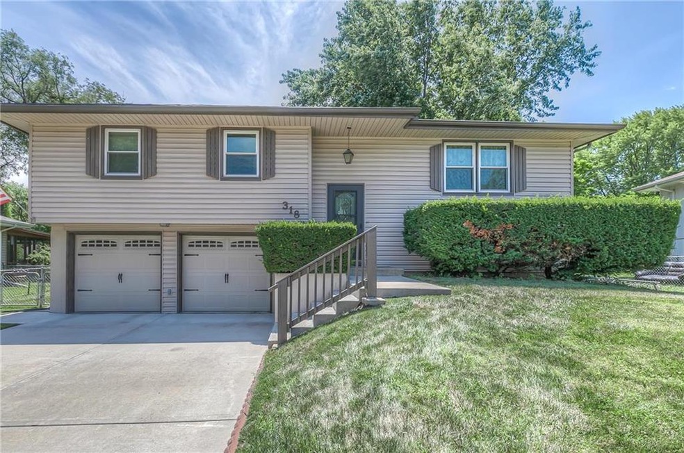 318 Highland Rd, Lansing, KS 66043 - photo 1