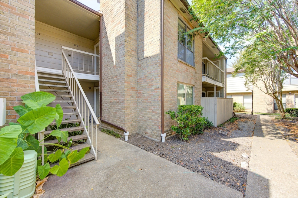 2120 Wilcrest Dr unit 220, Houston, TX 77042 - photo 1