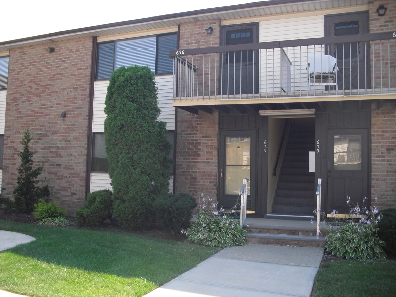 636 Cricket Ln, Woodbridge, NJ 07095 - photo 1