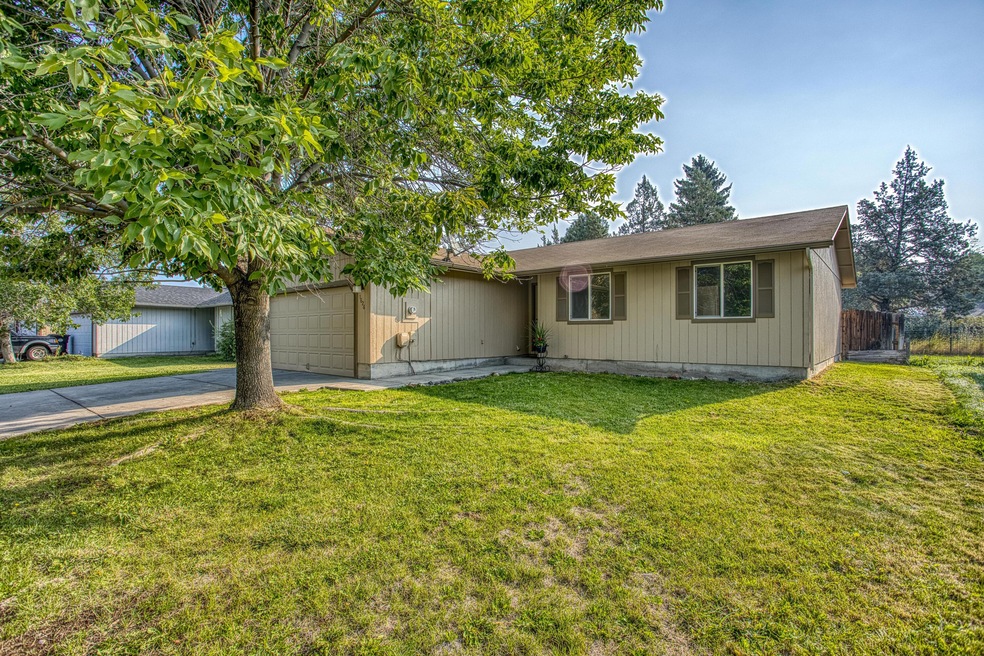 1626 SW 27th St, Redmond, OR 97756 - photo 1