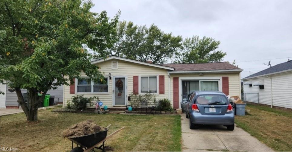 View of front of property featuring a front yard