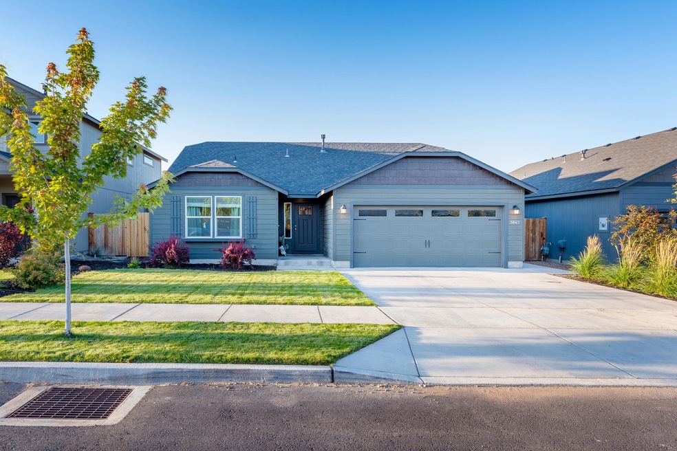 3647 SW Pumice Ave, Redmond, OR 97756 - photo 1