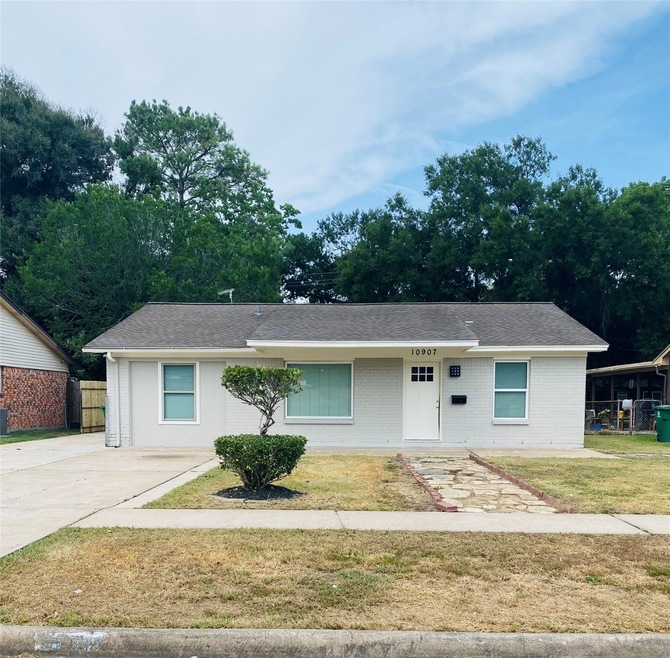 10907 Keese Dr, Houston, TX 77089 - photo 1