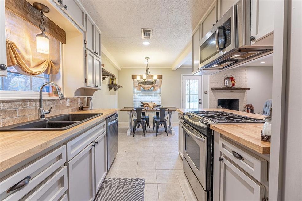 916 Madrid Ct, Hurst, TX 76053 - photo 1