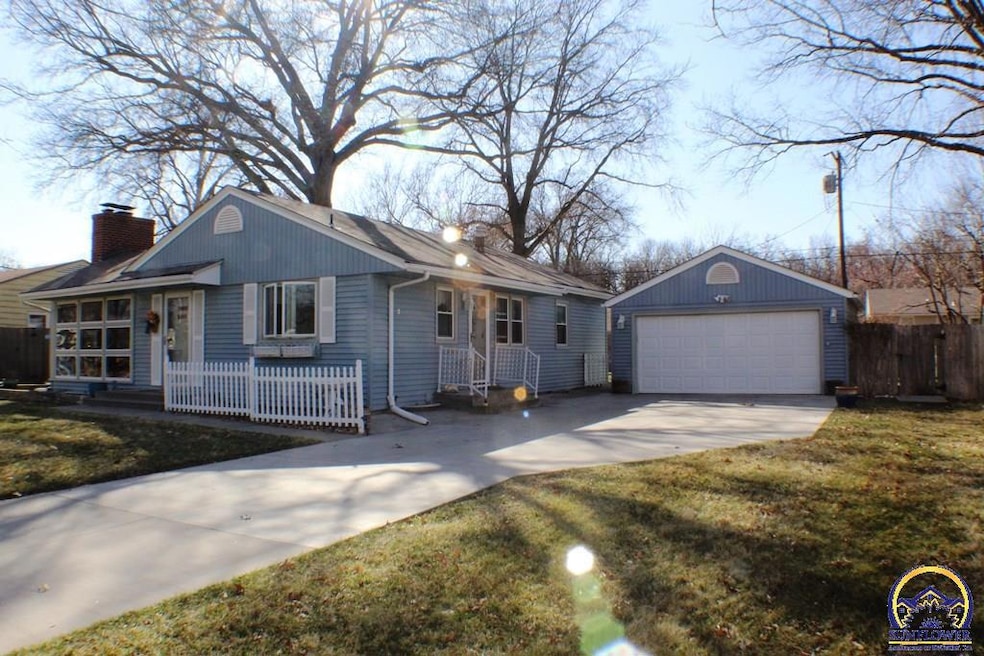1405 SW Burnett Rd, Topeka, KS 66604 - photo 1