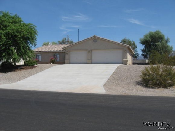 SUPER CLEAN  big Backyard