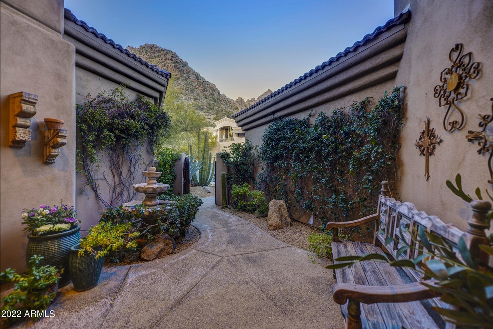 004_Courtyard View