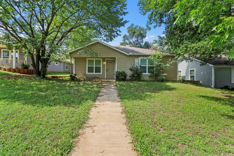 311 W Bond St, Denison, TX 75020 - photo 1