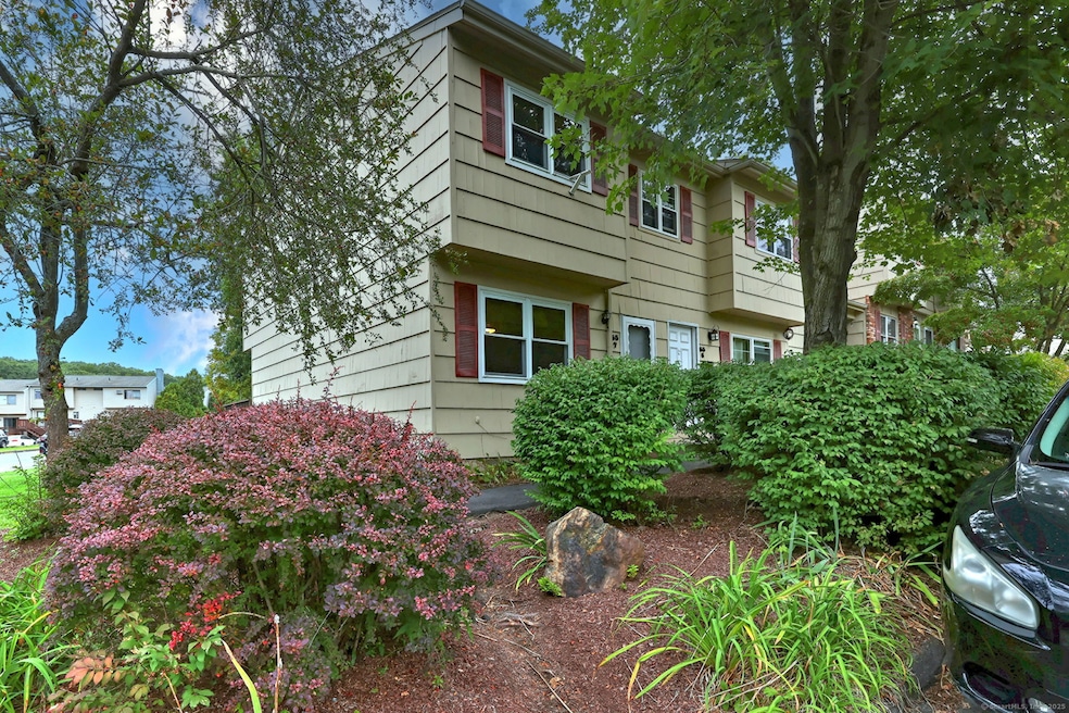 55 Lantern Park Dr unit 7, Naugatuck, CT 06770 - photo 1