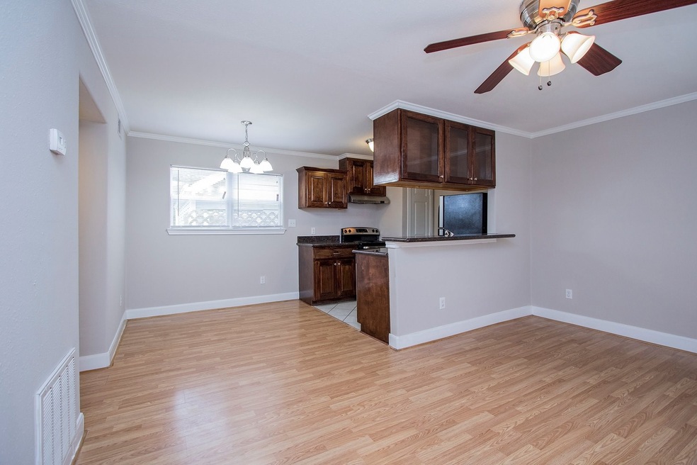 1412 Hawthorne St unit 8, Houston, TX 77006 - photo 1