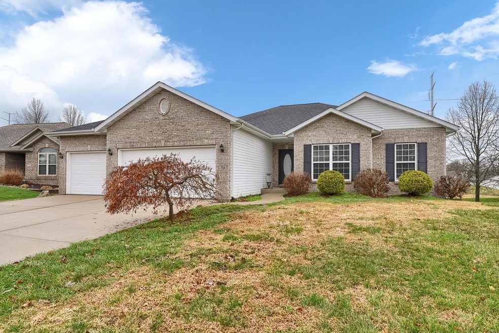 7531 Stonebridge Golf Dr, Maryville, IL 62062 - photo 1