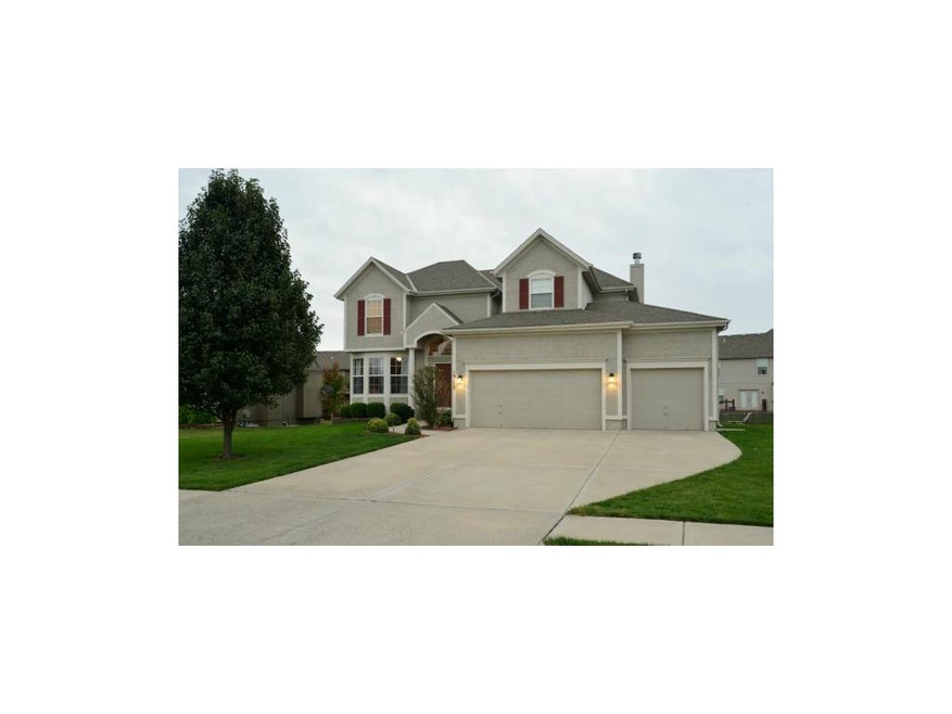 Great curb appeal, nice lawn and landscaping, exte