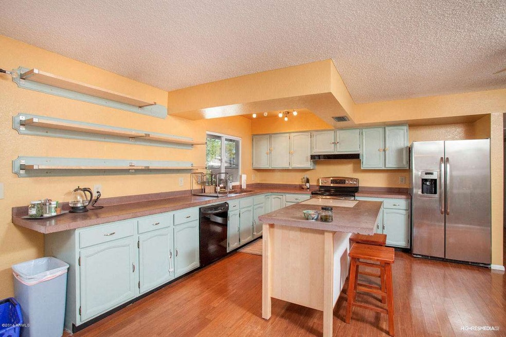 Bright and spacious kitchen!