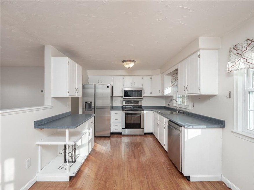 29 Nesenkeag Dr, Litchfield, NH 03052 - photo 1