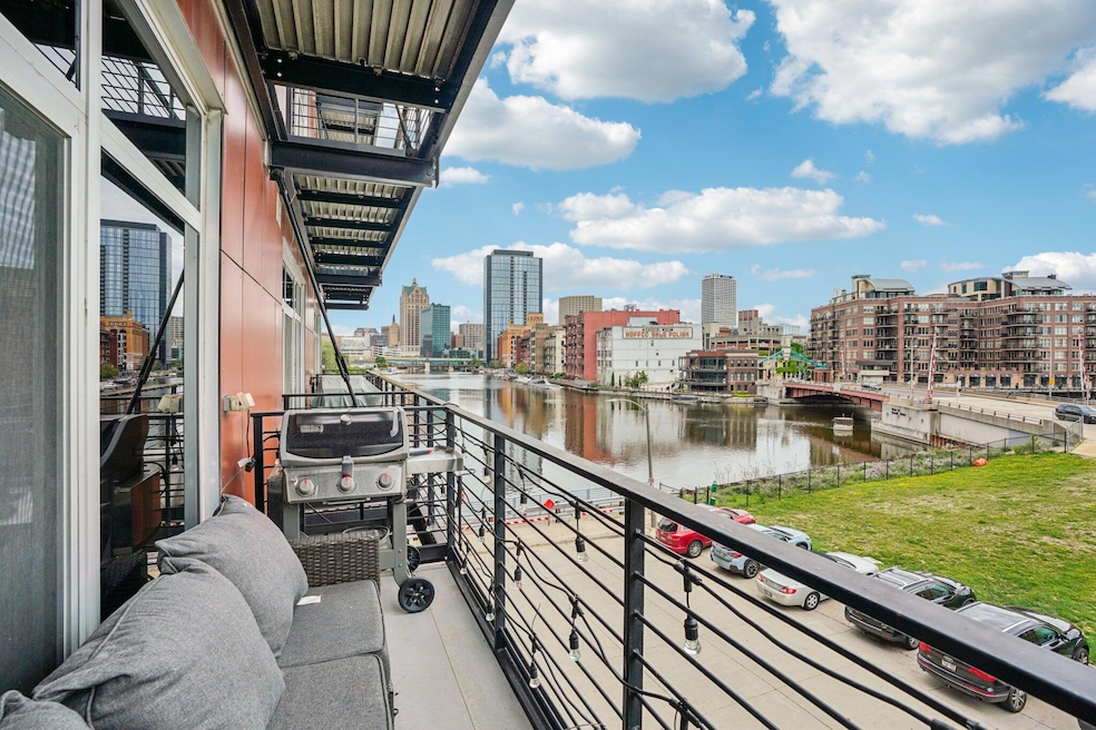 2-web-or-mls-W Seeboth St 305-S2506-002