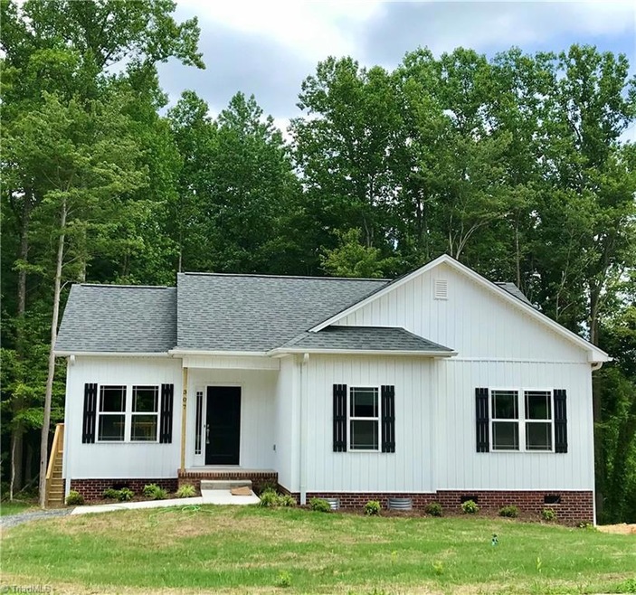 307 Hubbard St, Reidsville, NC 27320 - photo 1