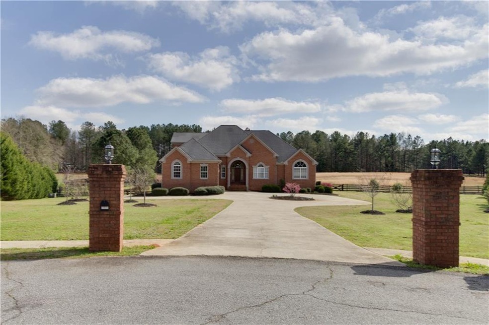 Drive right in to this 4 sides brick home! Circula