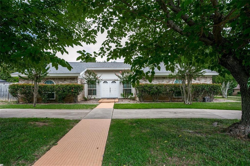 621 Avinell Dr, Bedford, TX 76022 - photo 1