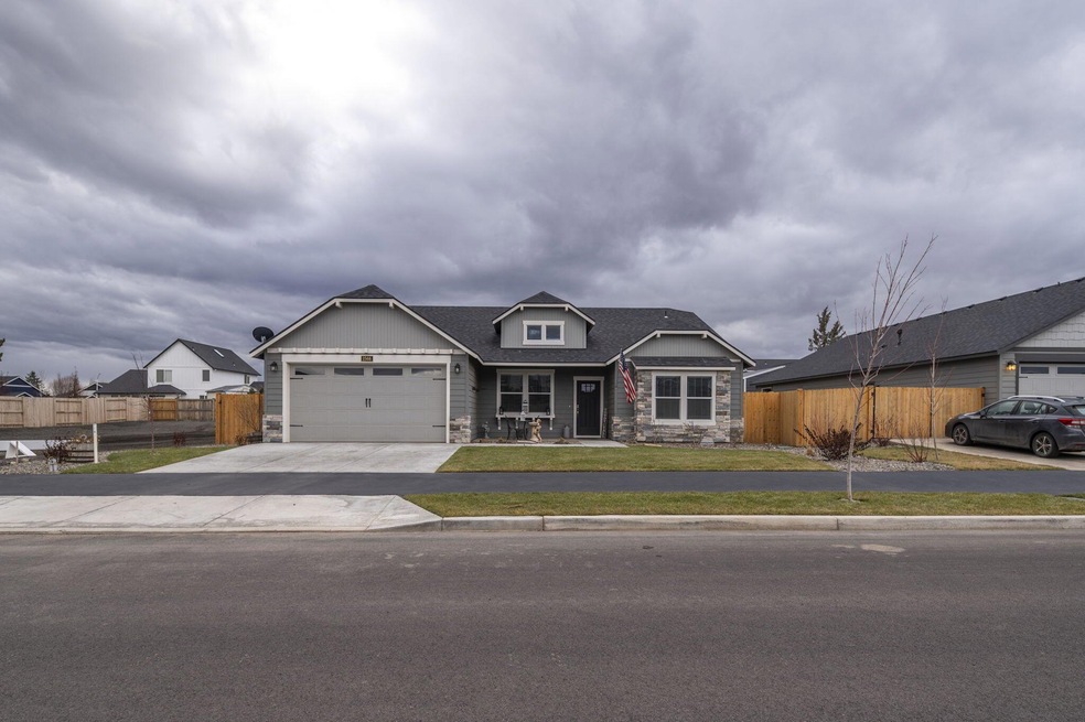 1566 NW 24th Place, Redmond, OR 97756 - photo 1