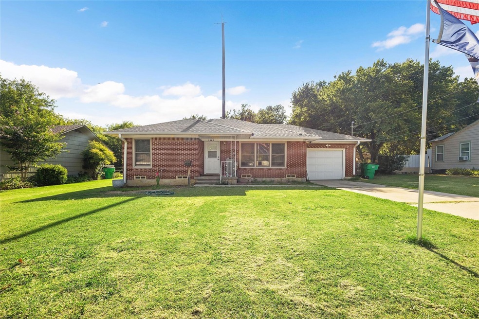 1207 Whaley Dr, Gainesville, TX 76240 - photo 1