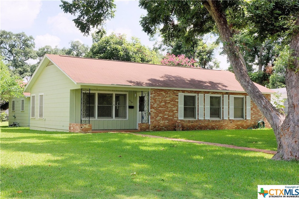 816 Bismark St, Seguin, TX 78155 - photo 1