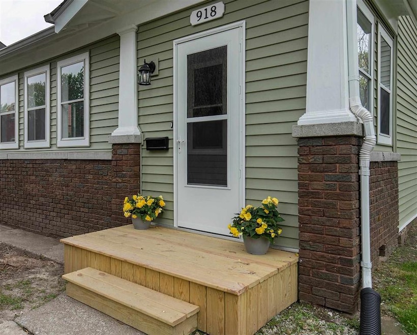 918 N Myrtle St, Davenport, IA 52804 - photo 1