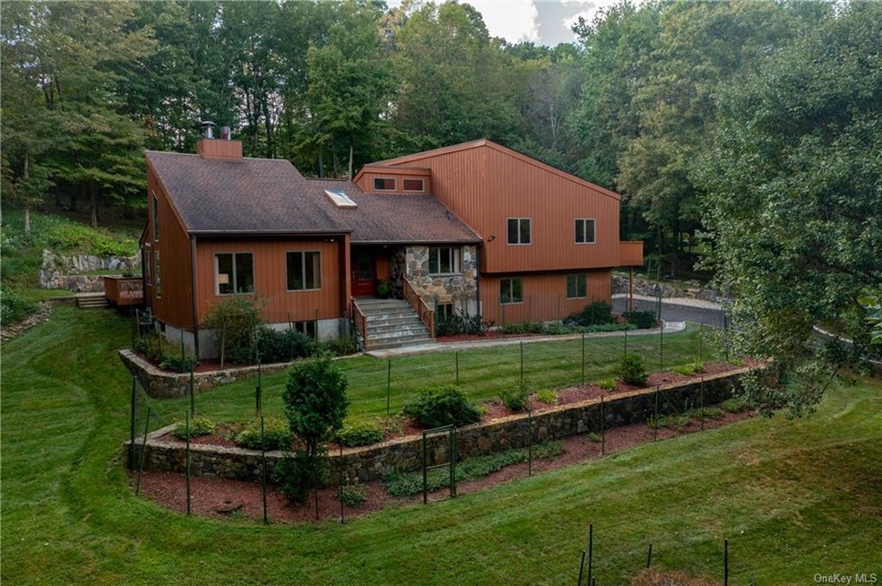 Welcome to 18 Algonquian Trail in Briarcliff Manor