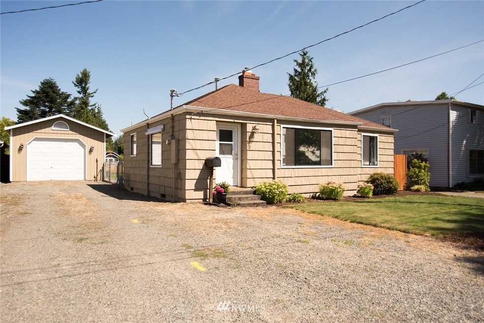 Enumclaw Charmer with 2 bedrooms and 1 Bath on a large, fully fenced lot. One car detached garage and shop. Offering lovely cascade views from the back yard.