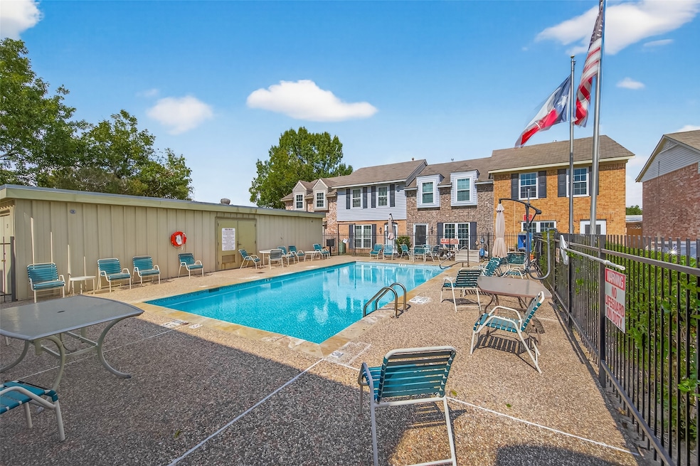 1911 Sherwood Forest St unit 14, Houston, TX 77043 - photo 1