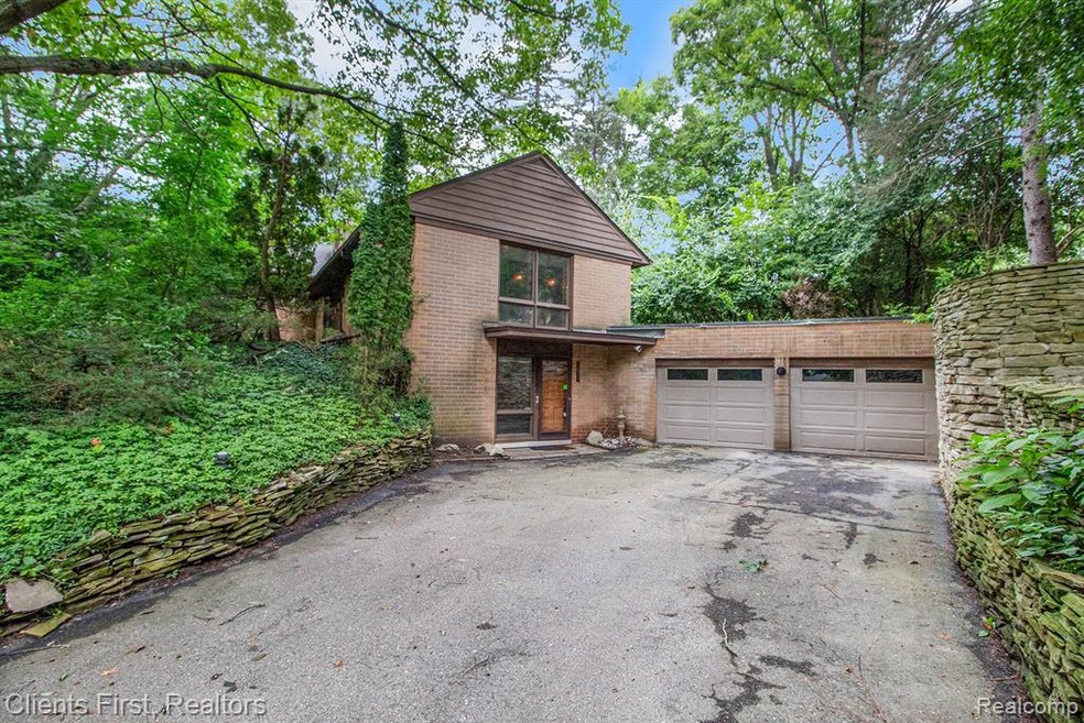 1034 Robin Road