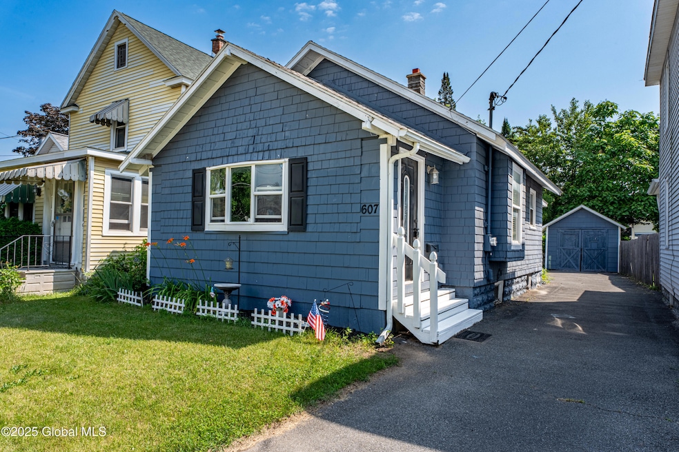 607 Cramer Ave in Rotterdam!