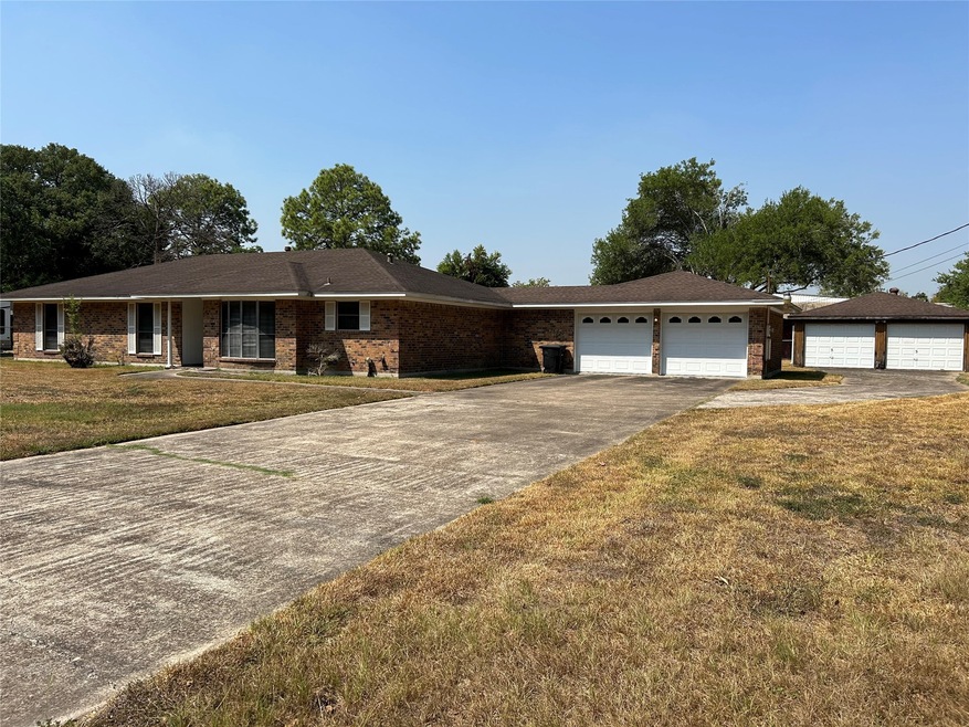 Spacious House & Property with Double 2-car Garage
