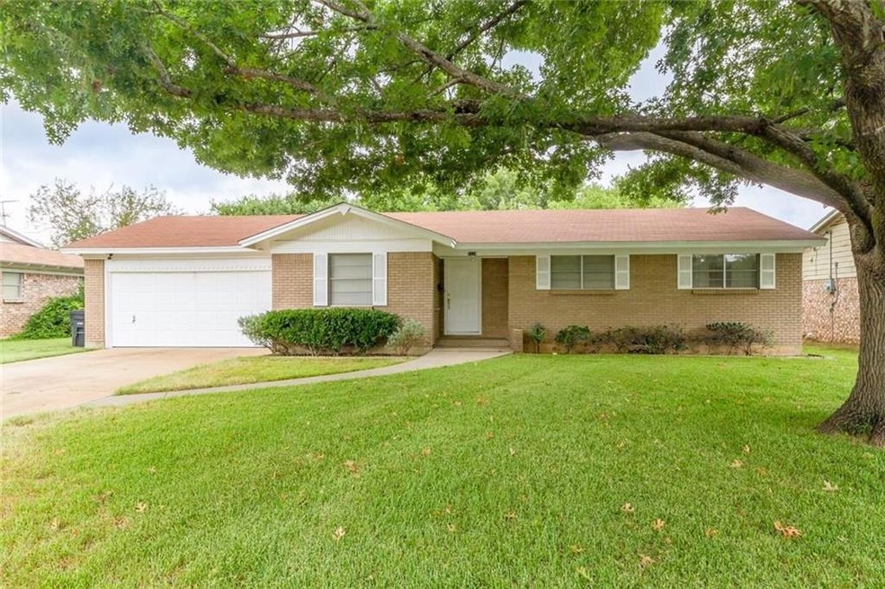 1114 Davis St, Cleburne, TX 76033 - photo 1