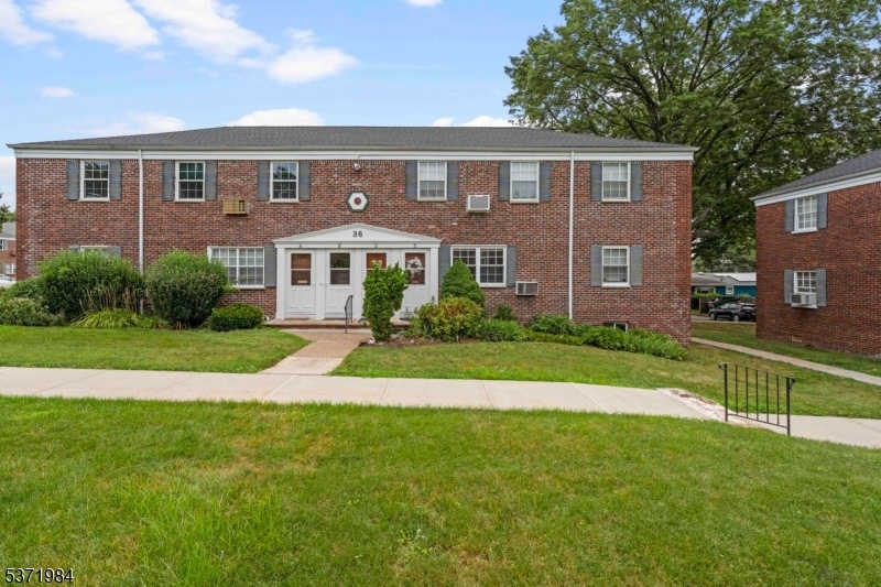 36D W Roselle Ave unit D, Roselle Park, NJ 07204 - photo 1