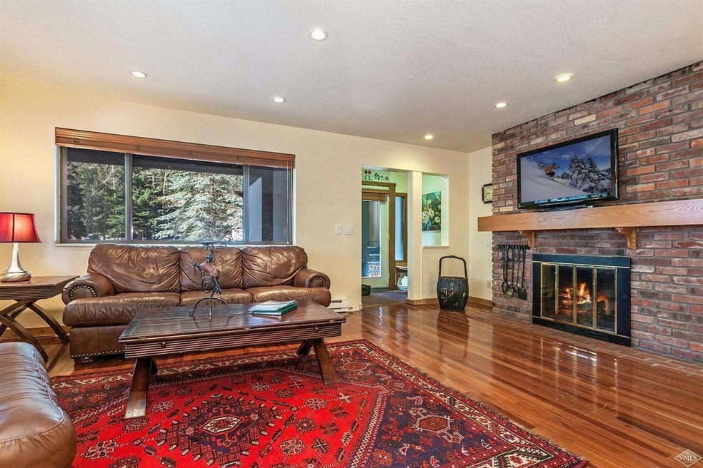 Crozy Living Room and Entry Way featurin