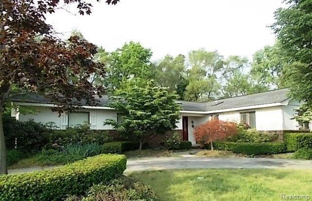 7055 Cedarbank Dr, West Bloomfield, MI 48324 - photo 1